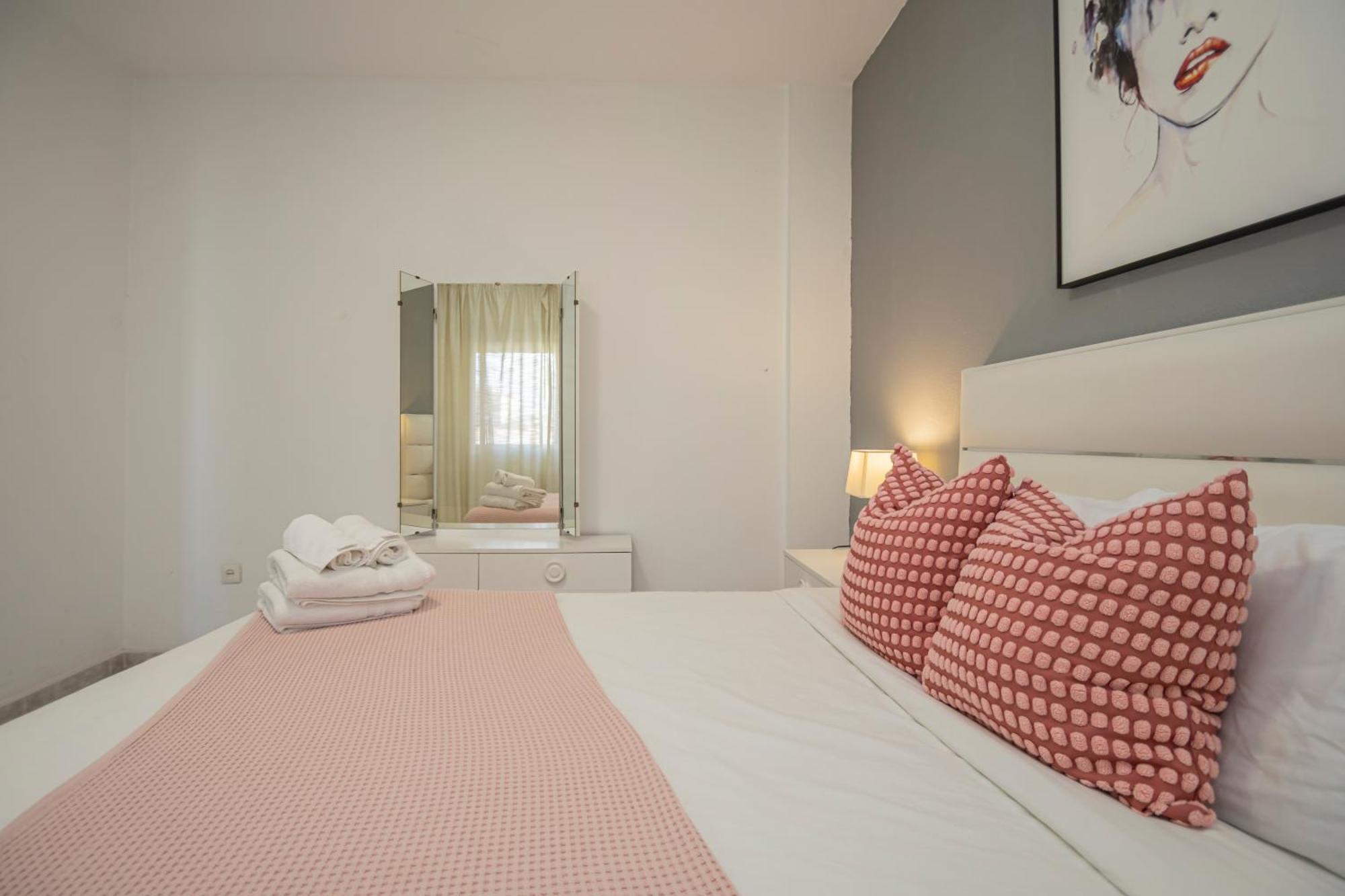 Apartamento Perfect Getaway In Triana - 15M Walk Giralda Sevilla Exterior foto